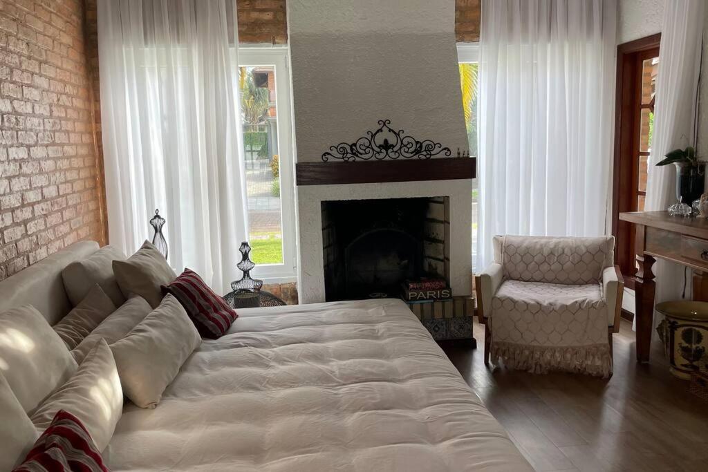 Casa Jurere Internacional com 6 quartos e piscina, churrasqueira , 300m do mar