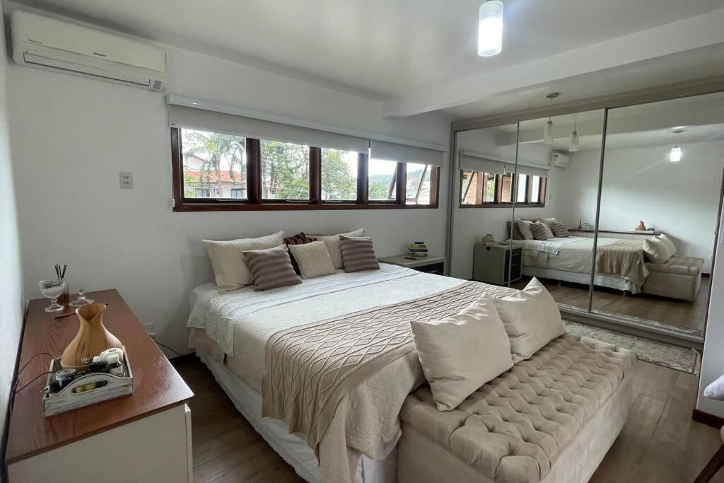Casa Jurere Internacional com 6 quartos e piscina, churrasqueira , 300m do mar