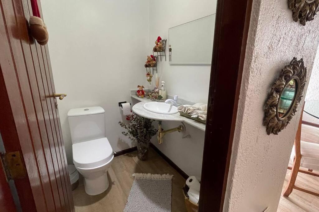 Casa Jurere Internacional com 6 quartos e piscina, churrasqueira , 300m do mar
