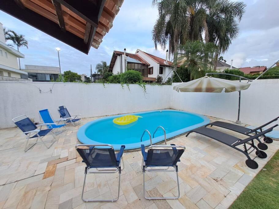 Casa Jurere Internacional com 6 quartos e piscina, churrasqueira , 300m do mar