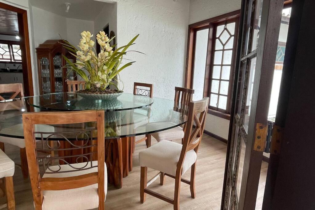 Casa Jurere Internacional com 6 quartos e piscina, churrasqueira , 300m do mar