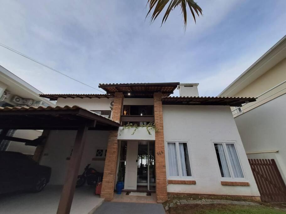 Casa Jurere Internacional com 6 quartos e piscina, churrasqueira , 300m do mar