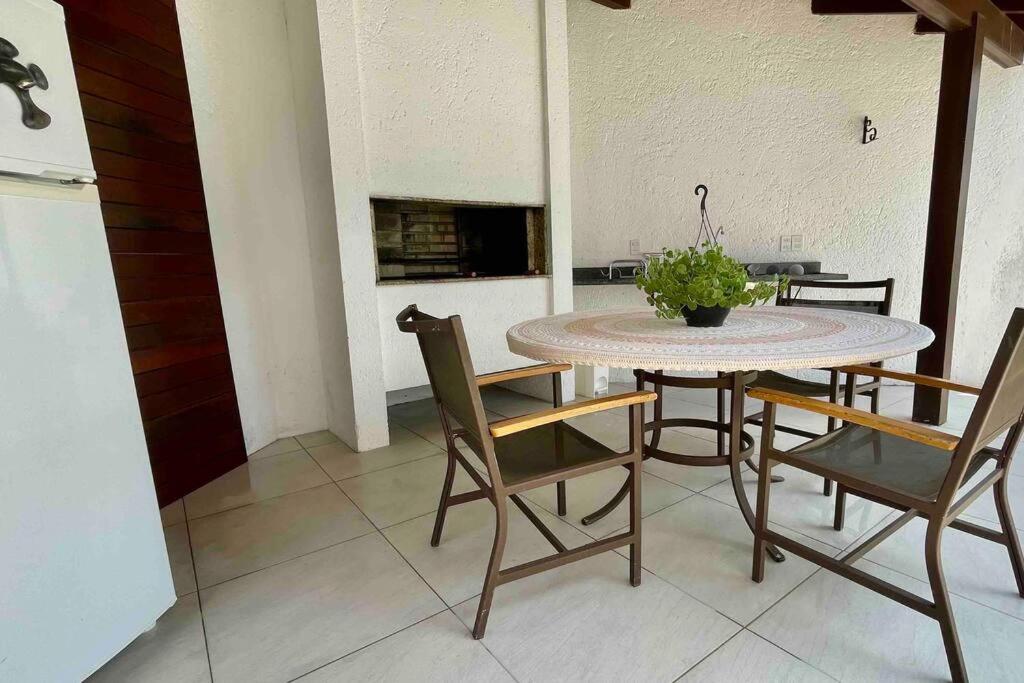 Casa Jurere Internacional com 6 quartos e piscina, churrasqueira , 300m do mar