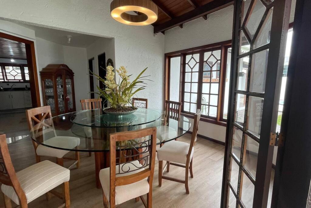 Casa Jurere Internacional com 6 quartos e piscina, churrasqueira , 300m do mar