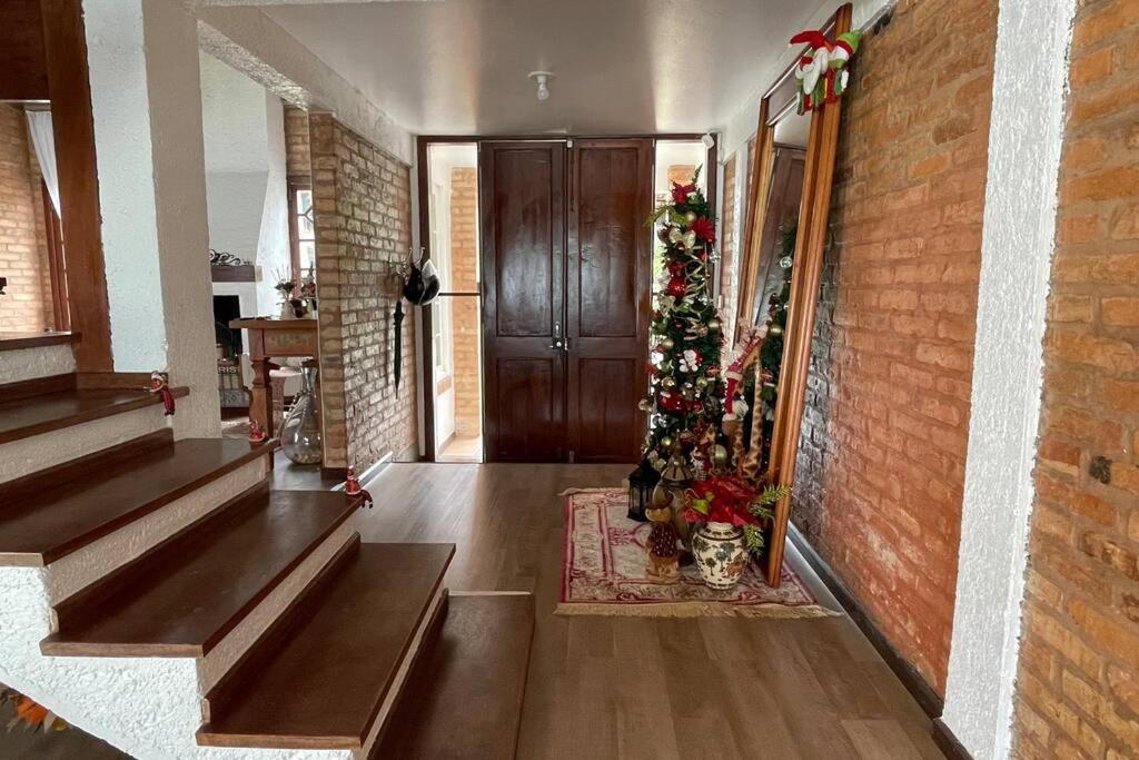 Casa Jurere Internacional com 6 quartos e piscina, churrasqueira , 300m do mar