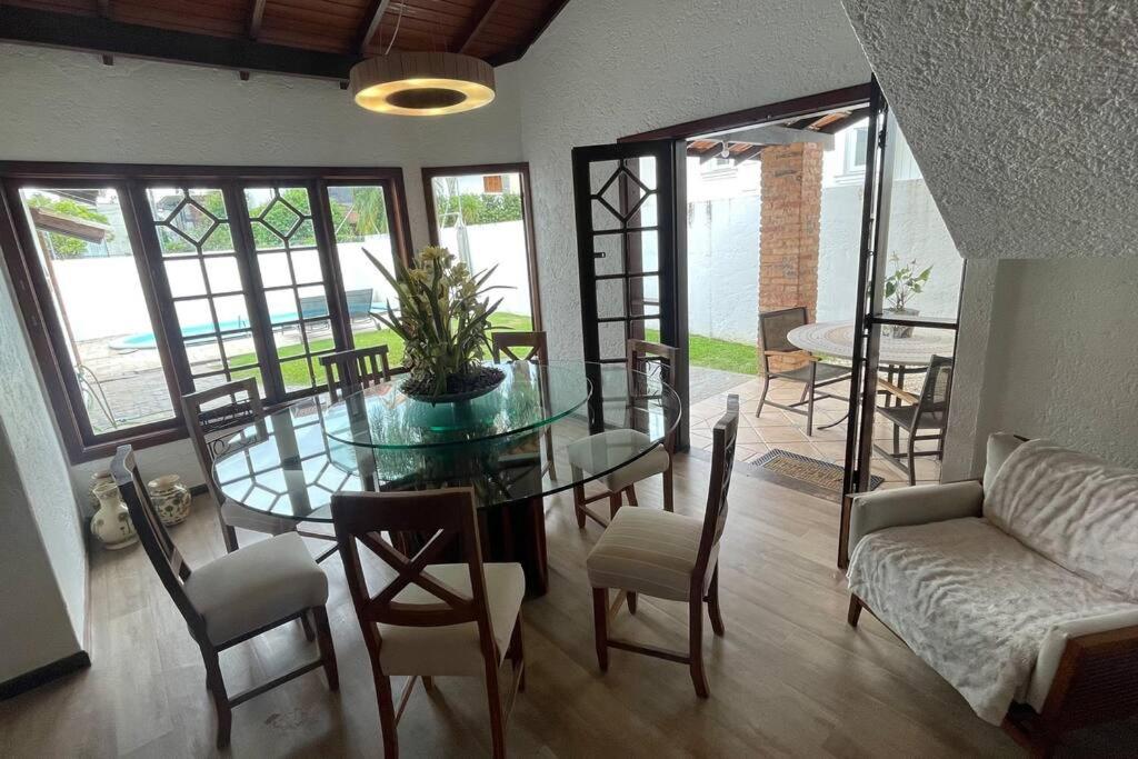 Casa Jurere Internacional com 6 quartos e piscina, churrasqueira , 300m do mar