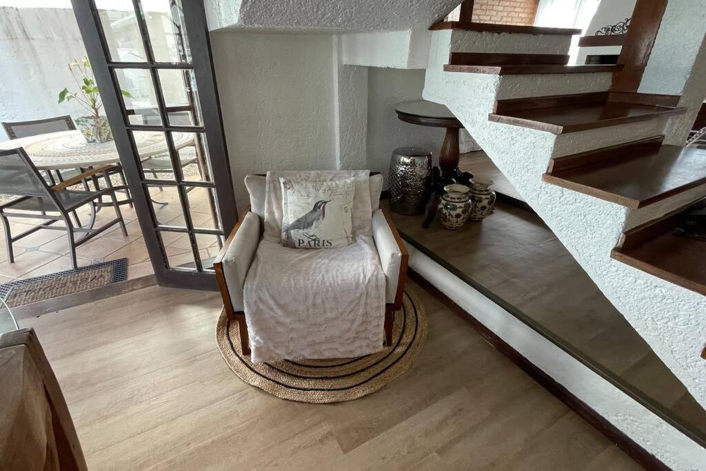 Casa Jurere Internacional com 6 quartos e piscina, churrasqueira , 300m do mar