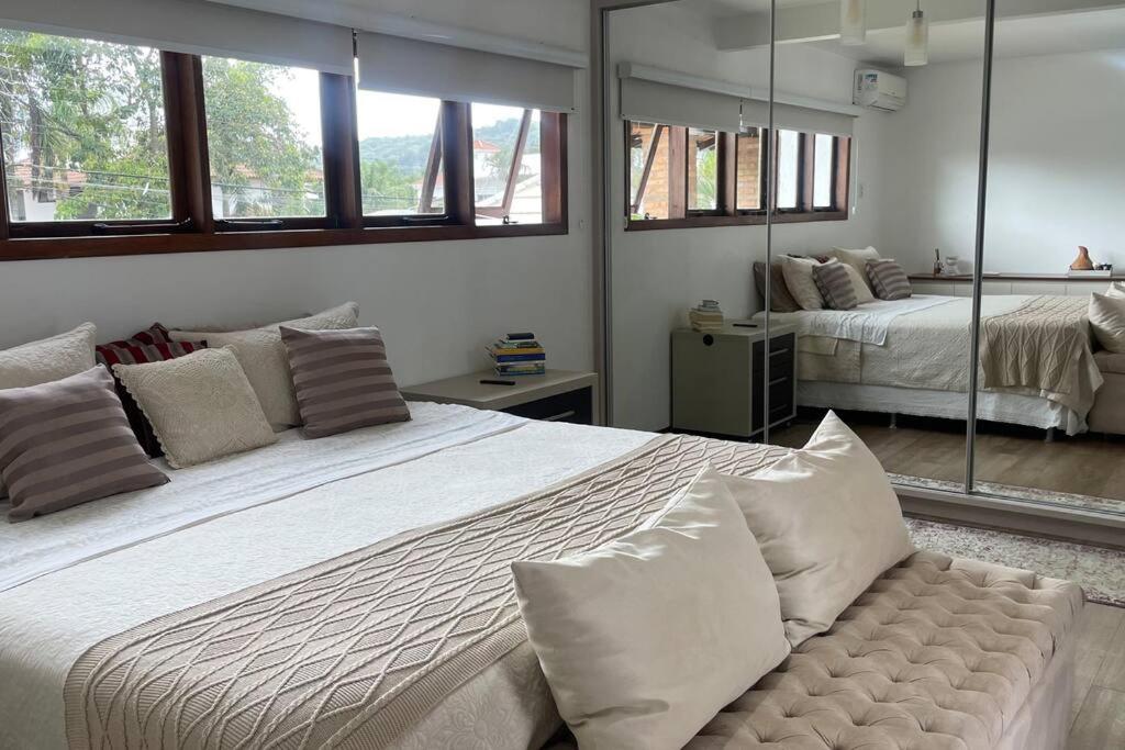 Casa Jurere Internacional com 6 quartos e piscina, churrasqueira , 300m do mar