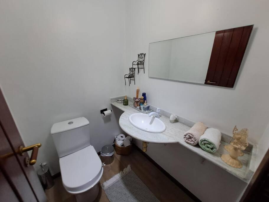 Casa Jurere Internacional com 6 quartos e piscina, churrasqueira , 300m do mar