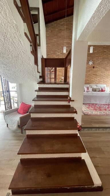 Casa Jurere Internacional com 6 quartos e piscina, churrasqueira , 300m do mar