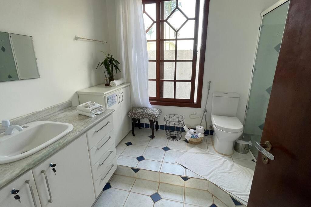 Casa Jurere Internacional com 6 quartos e piscina, churrasqueira , 300m do mar