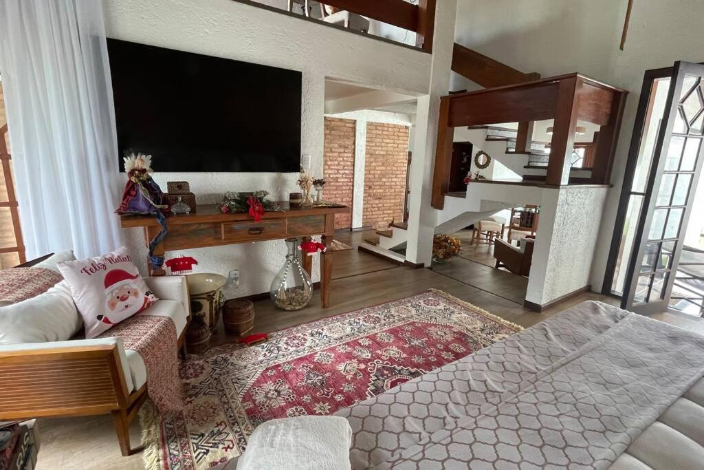 Casa Jurere Internacional com 6 quartos e piscina, churrasqueira , 300m do mar
