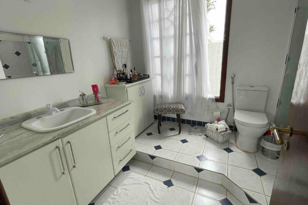 Casa Jurere Internacional com 6 quartos e piscina, churrasqueira , 300m do mar