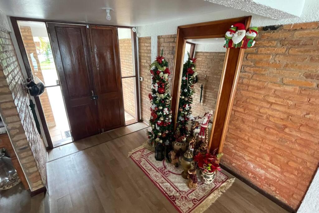 Casa Jurere Internacional com 6 quartos e piscina, churrasqueira , 300m do mar