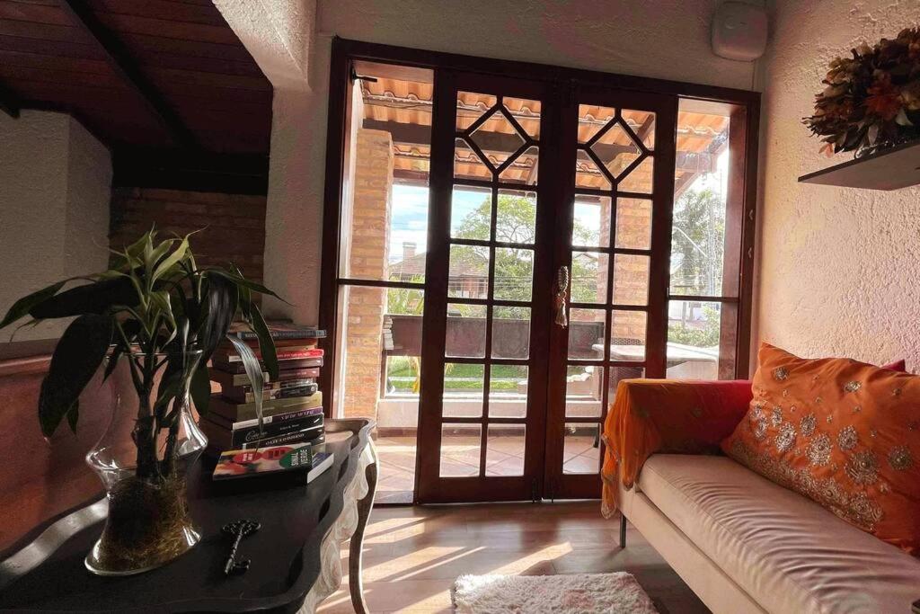 Casa Jurere Internacional com 6 quartos e piscina, churrasqueira , 300m do mar