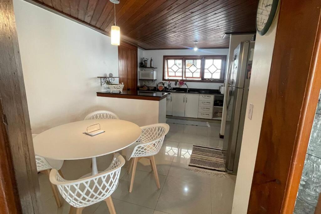 Casa Jurere Internacional com 6 quartos e piscina, churrasqueira , 300m do mar