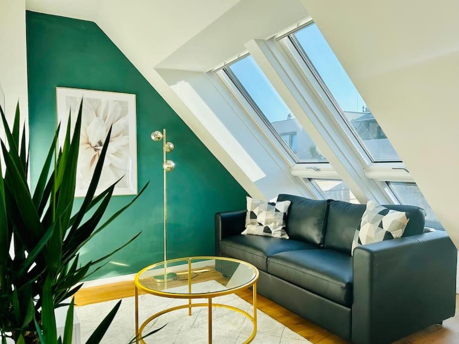 Sunny Terrace Penthouse with AC - Self Check-In