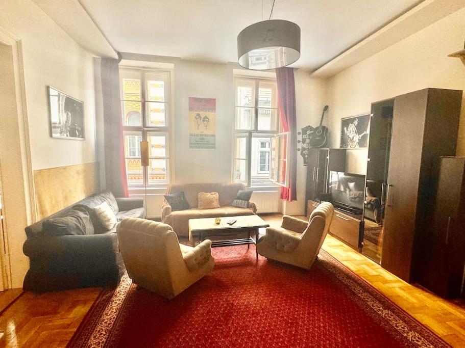Synagogue Loft 3BR Free Parking view 4