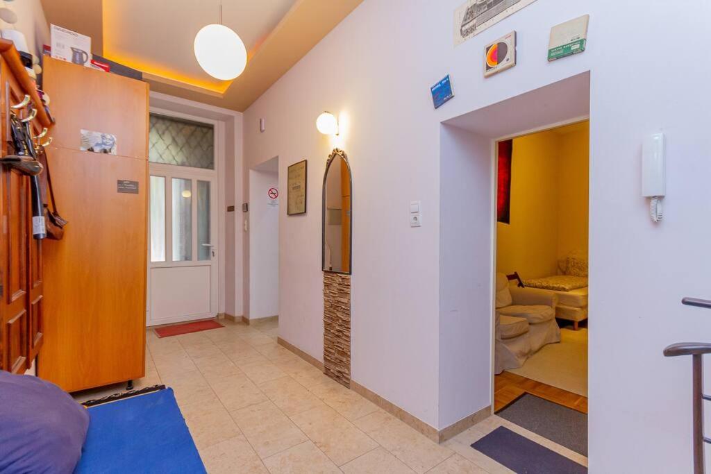 Synagogue Loft 3BR Free Parking view 5