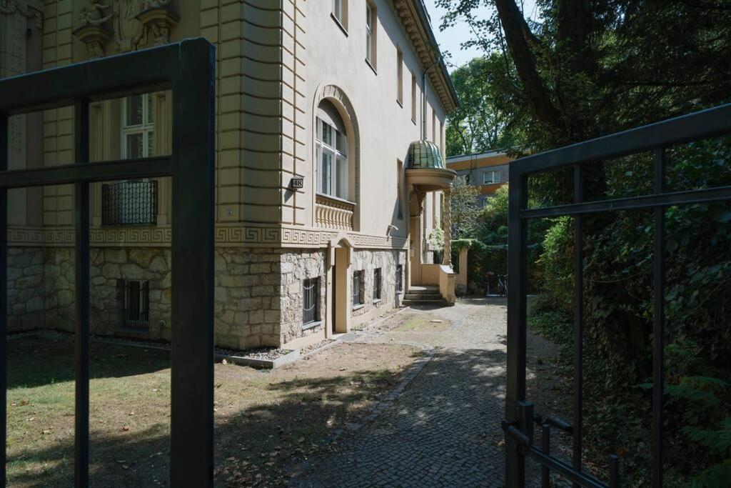 Parklounge Apartment in historic Villa