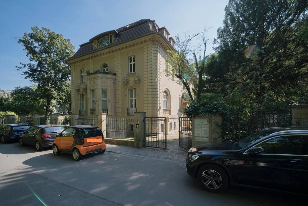 Parklounge Apartment in historic Villa