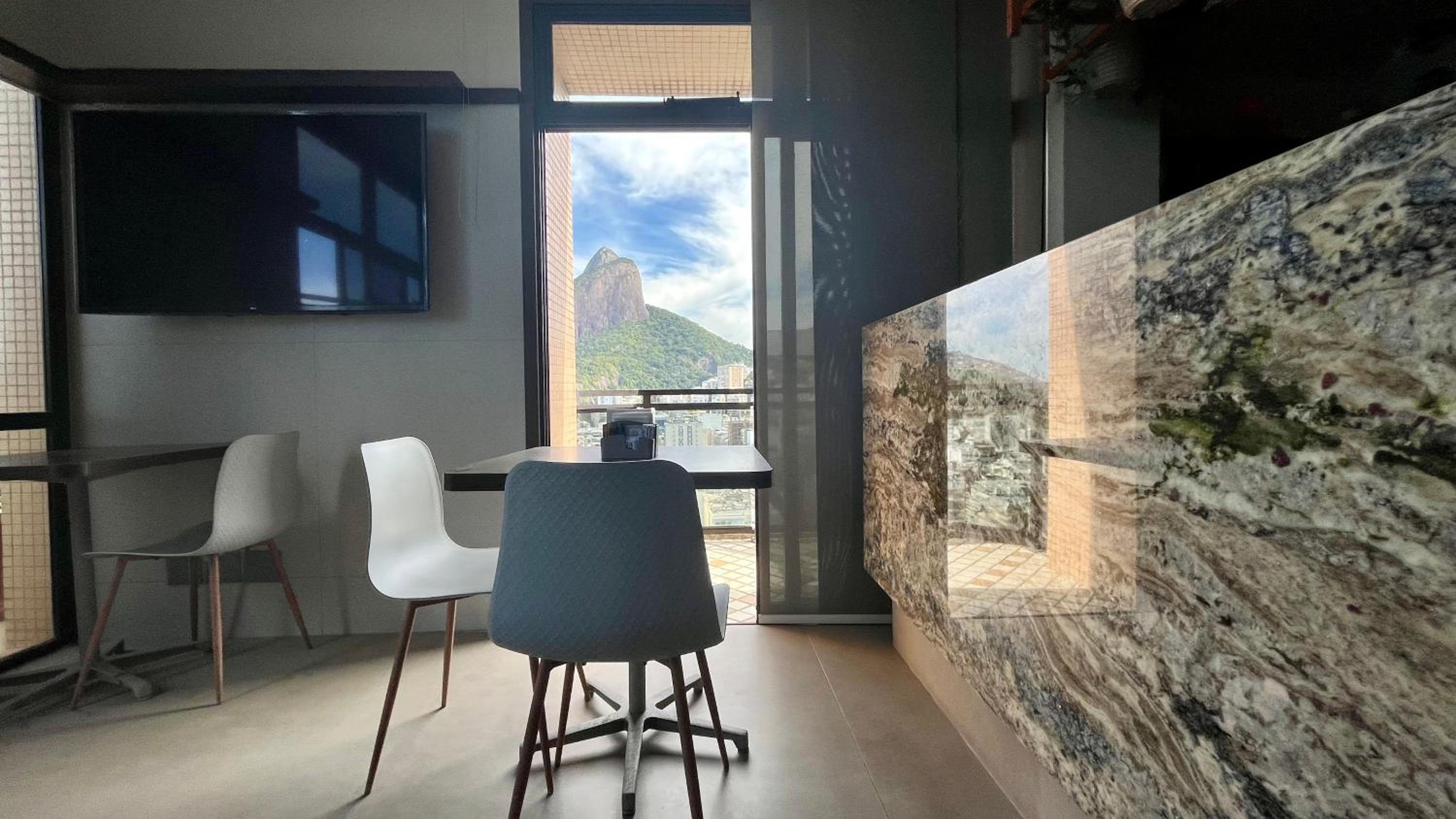 (1402) 2 Suites, Sea and Christ View