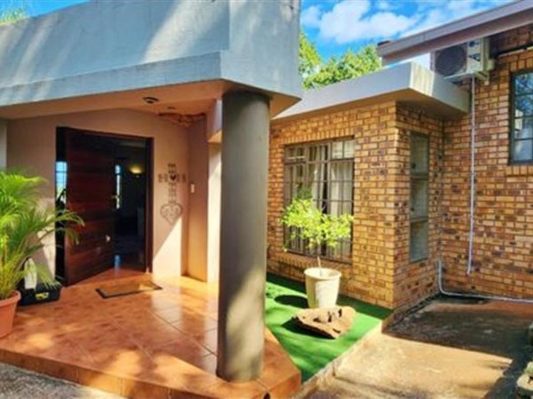 322 on Kiaat, Stones throw from Kruger Park, Malelane Gate view 4