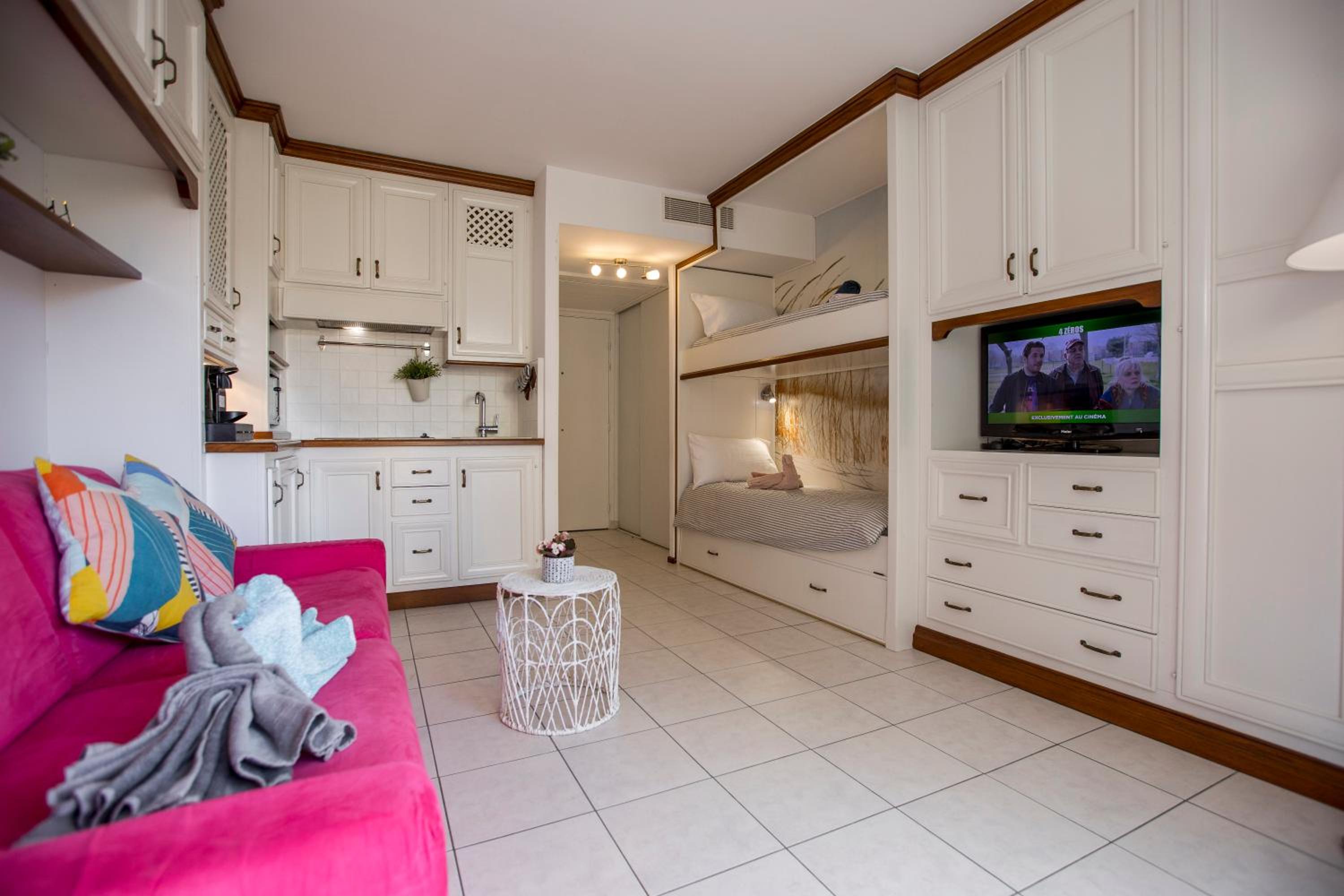Studio Palais des Arts terrasse cosy parking prive 150m plage clim wifi