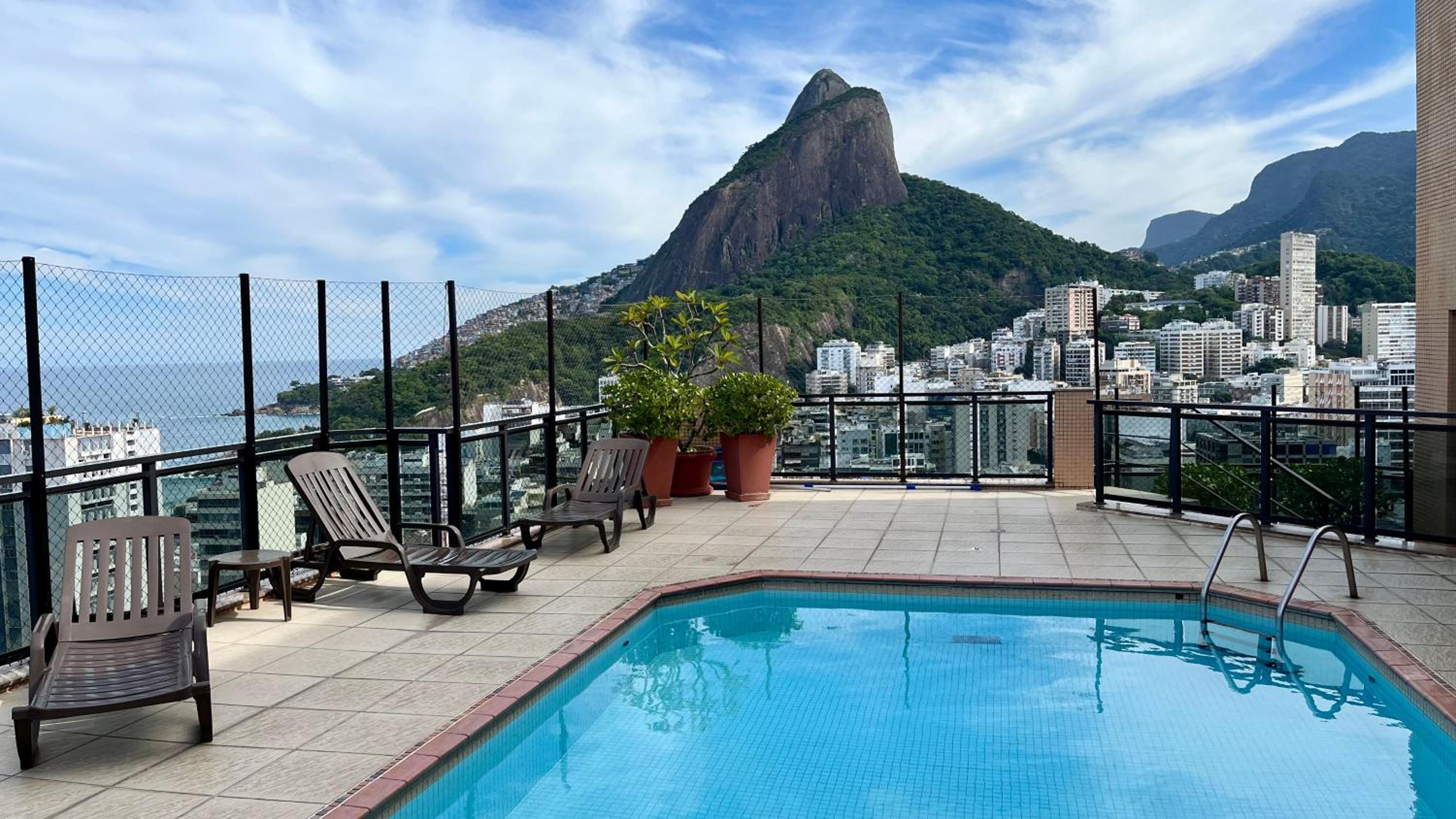(1704) A 150 Metros da Praia do Leblon com Academia, Arrumação Diária e Vista Mar