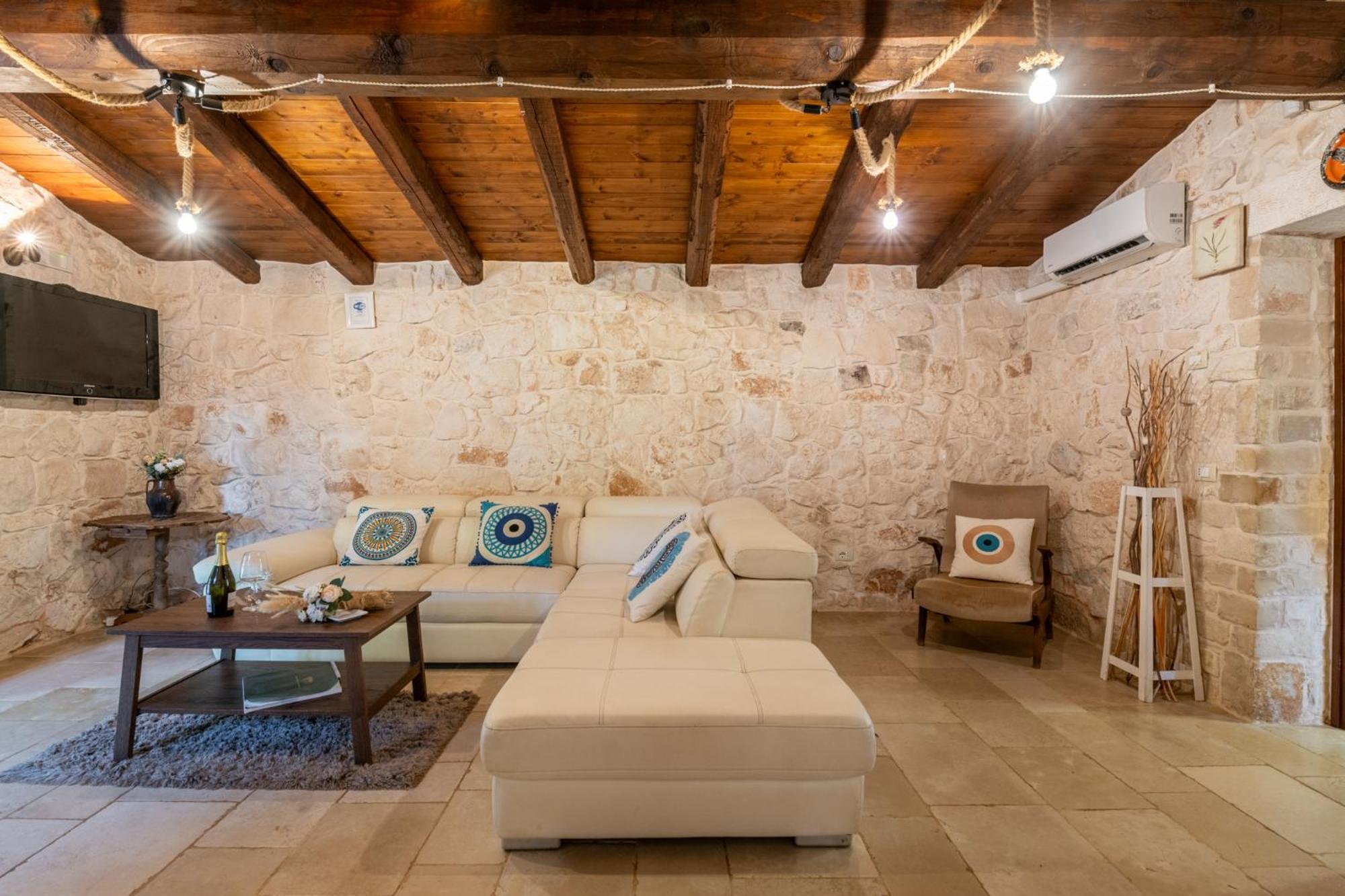 TRULLI ITALIA 6&2, Emma Villas view 3