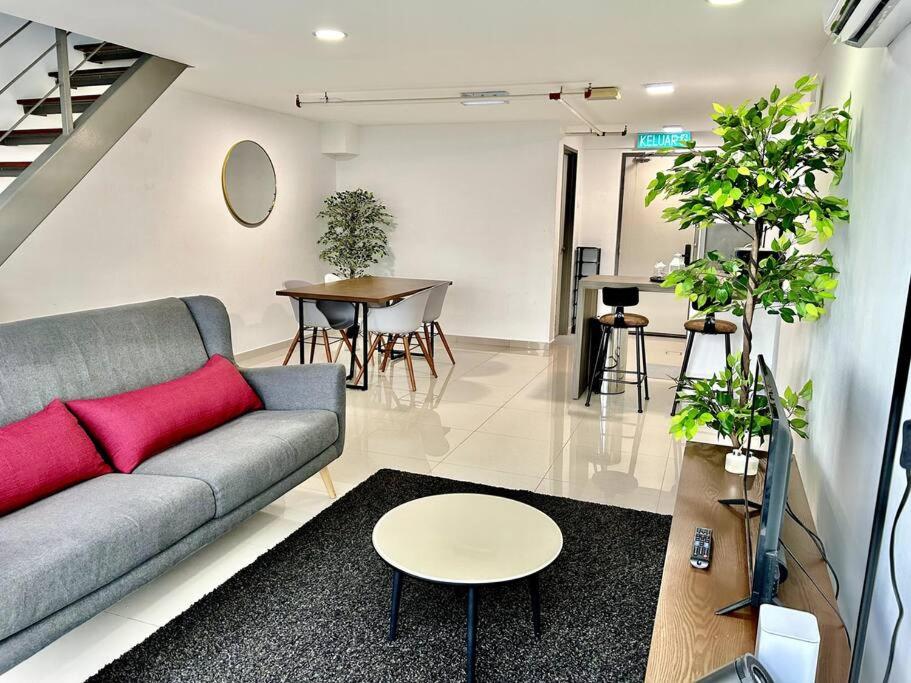 Pinnacle PJ-Duplex,Projector,FREE Parking,Near LRT,2-6pax photo 1