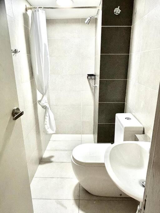 Pinnacle PJ-Duplex,Projector,FREE Parking,Near LRT,2-6pax photo 2