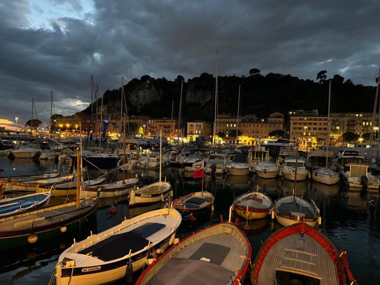 Studio Palais des Arts terrasse cosy parking prive 150m plage clim wifi