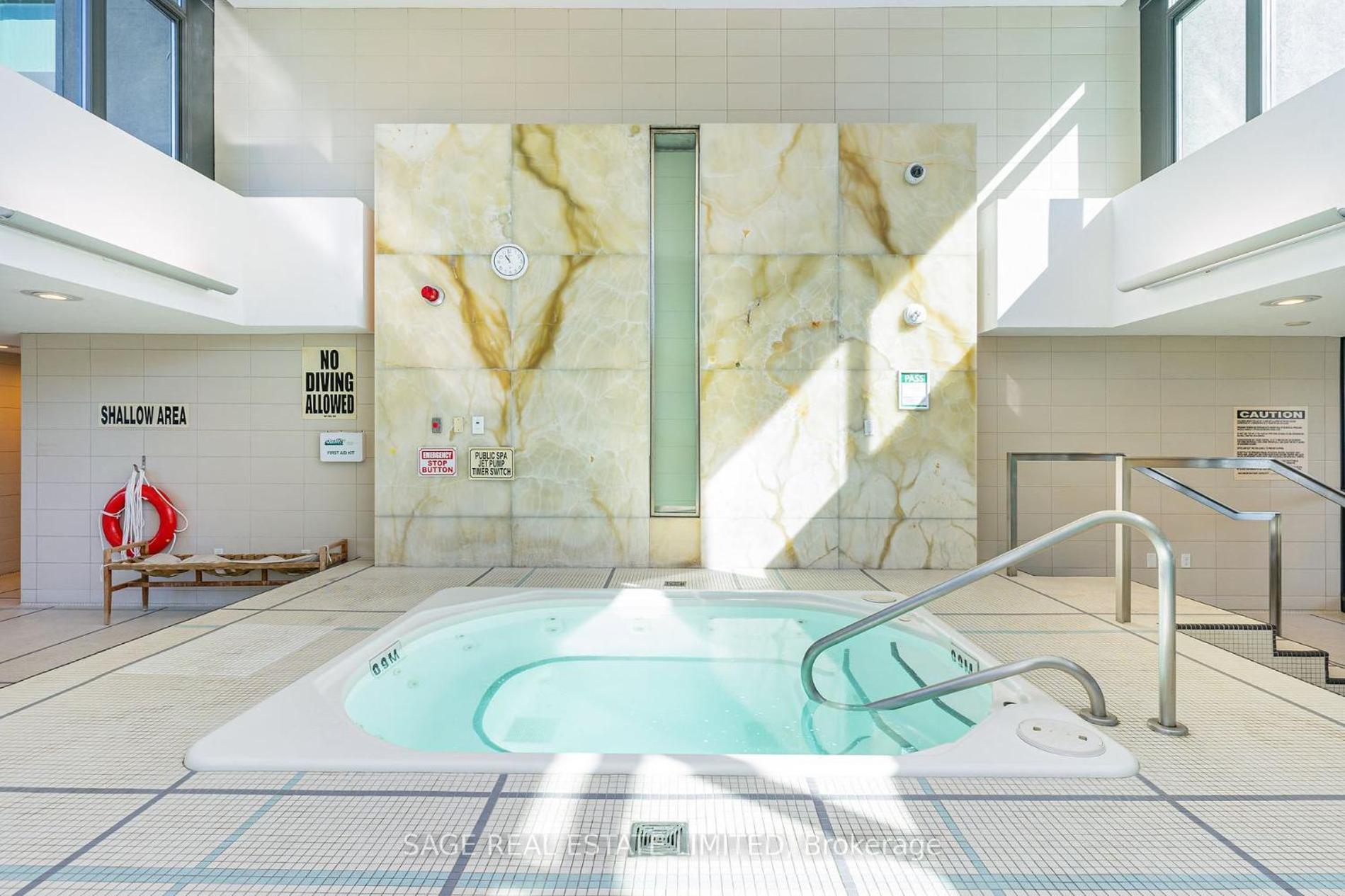 2 BR with CN Tower views with Free parking and pool