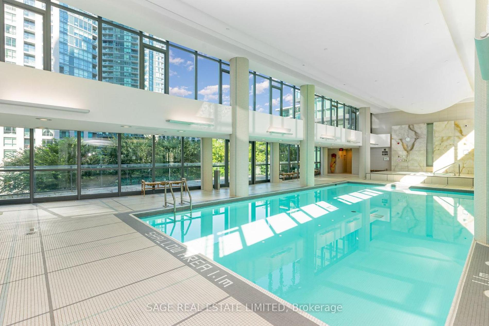 2 BR with CN Tower views with Free parking and pool