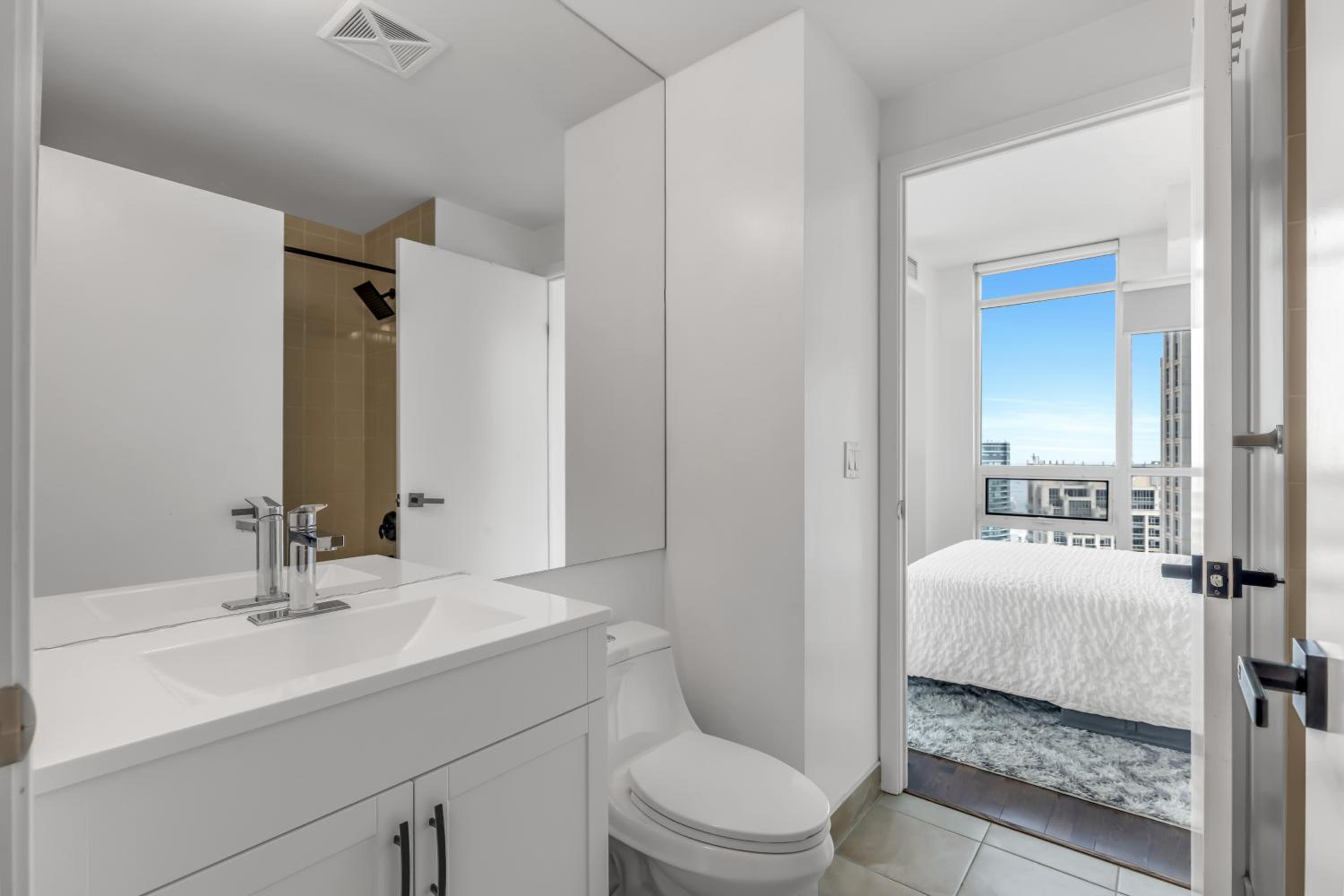 2 BR with CN Tower views with Free parking and pool