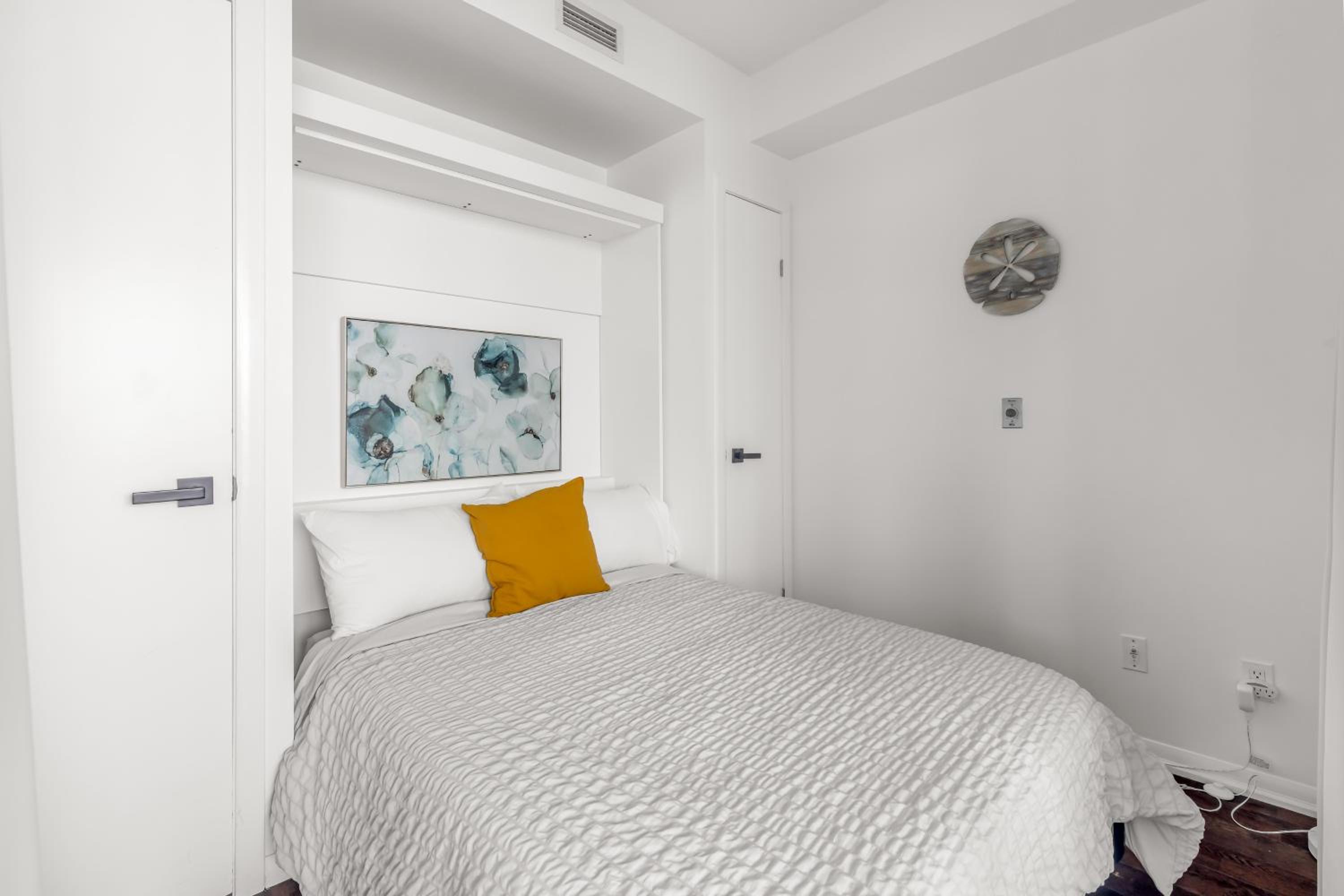 2 BR with CN Tower views with Free parking and pool