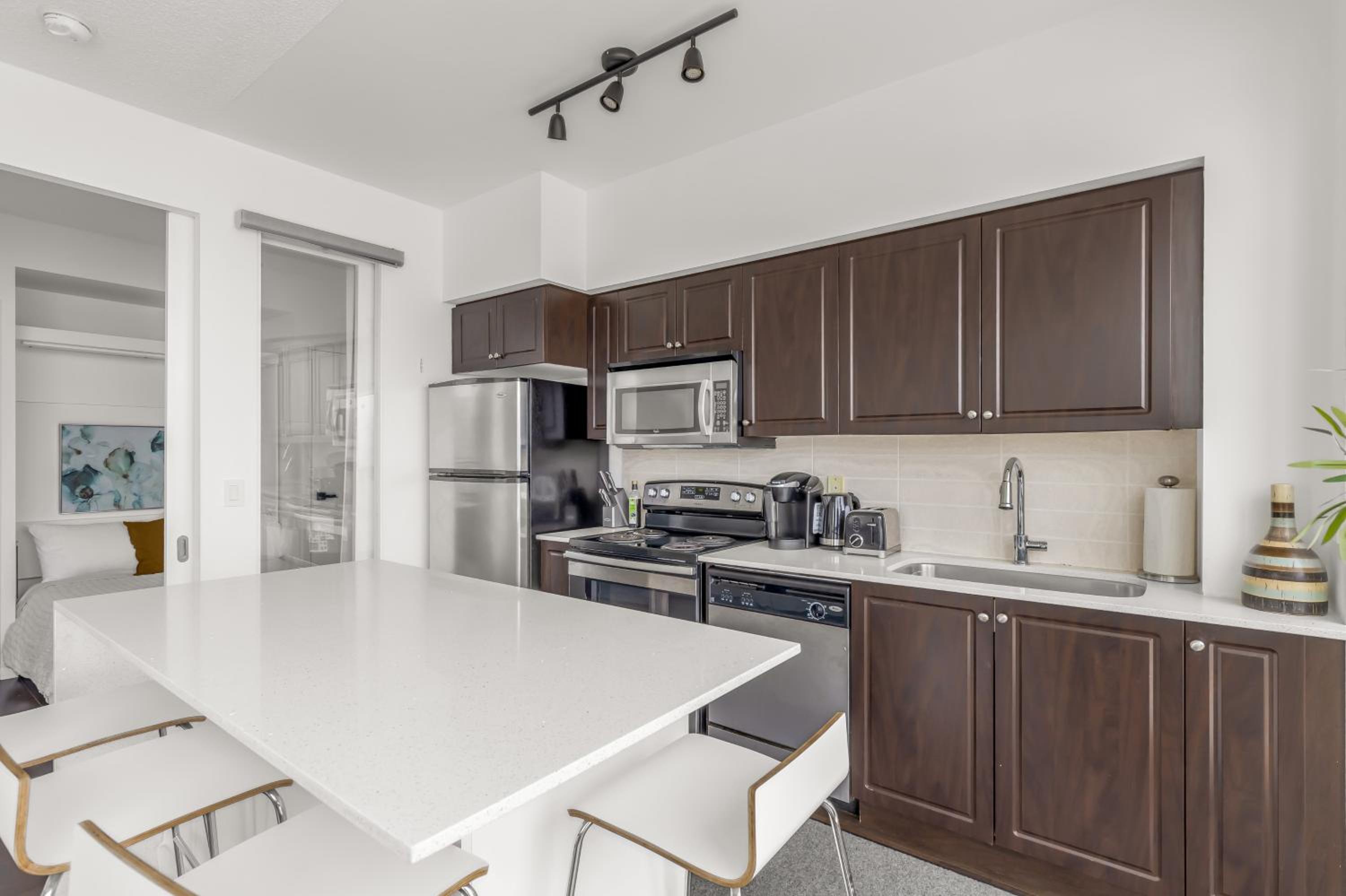 2 BR with CN Tower views with Free parking and pool
