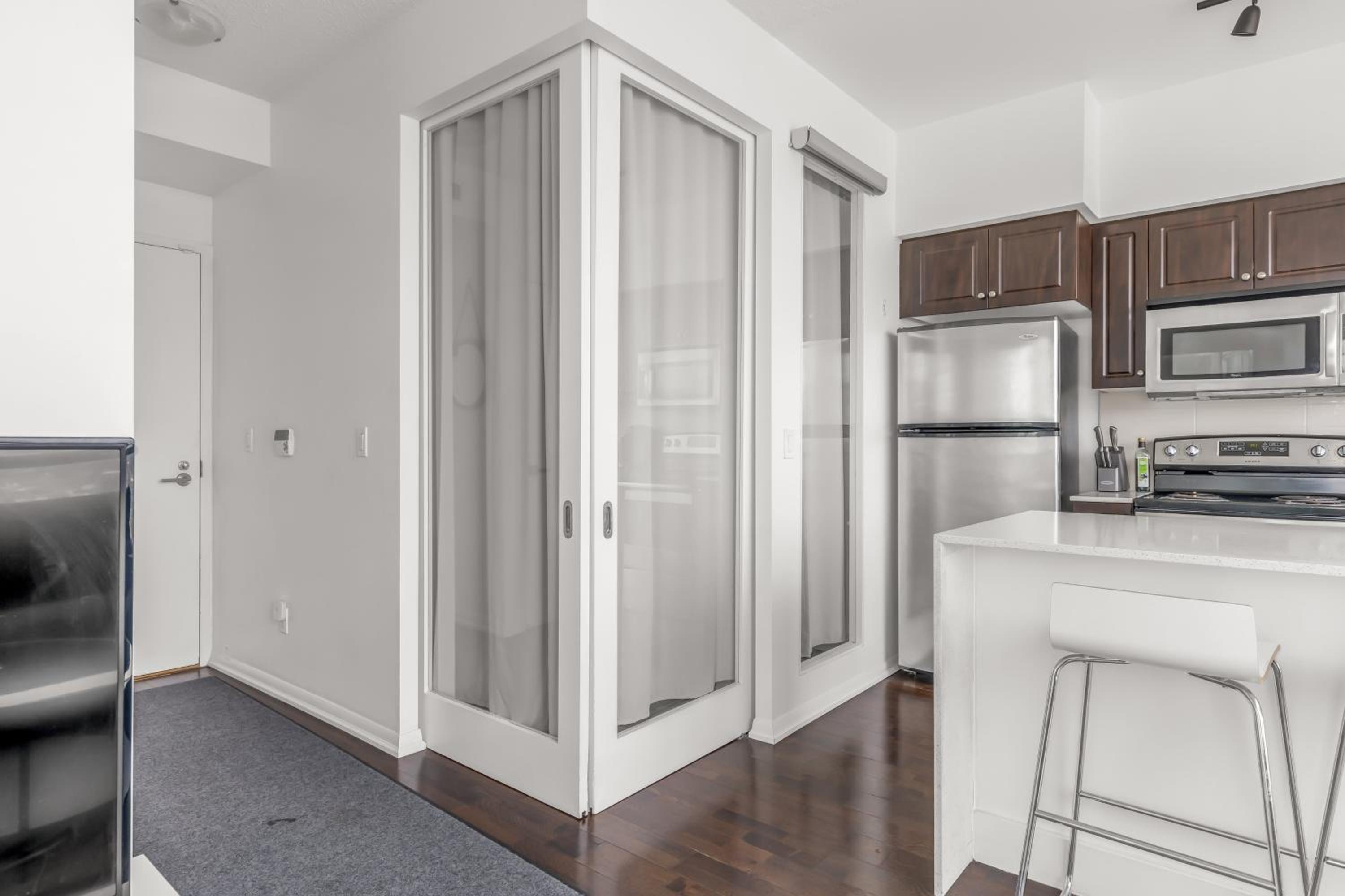 2 BR with CN Tower views with Free parking and pool
