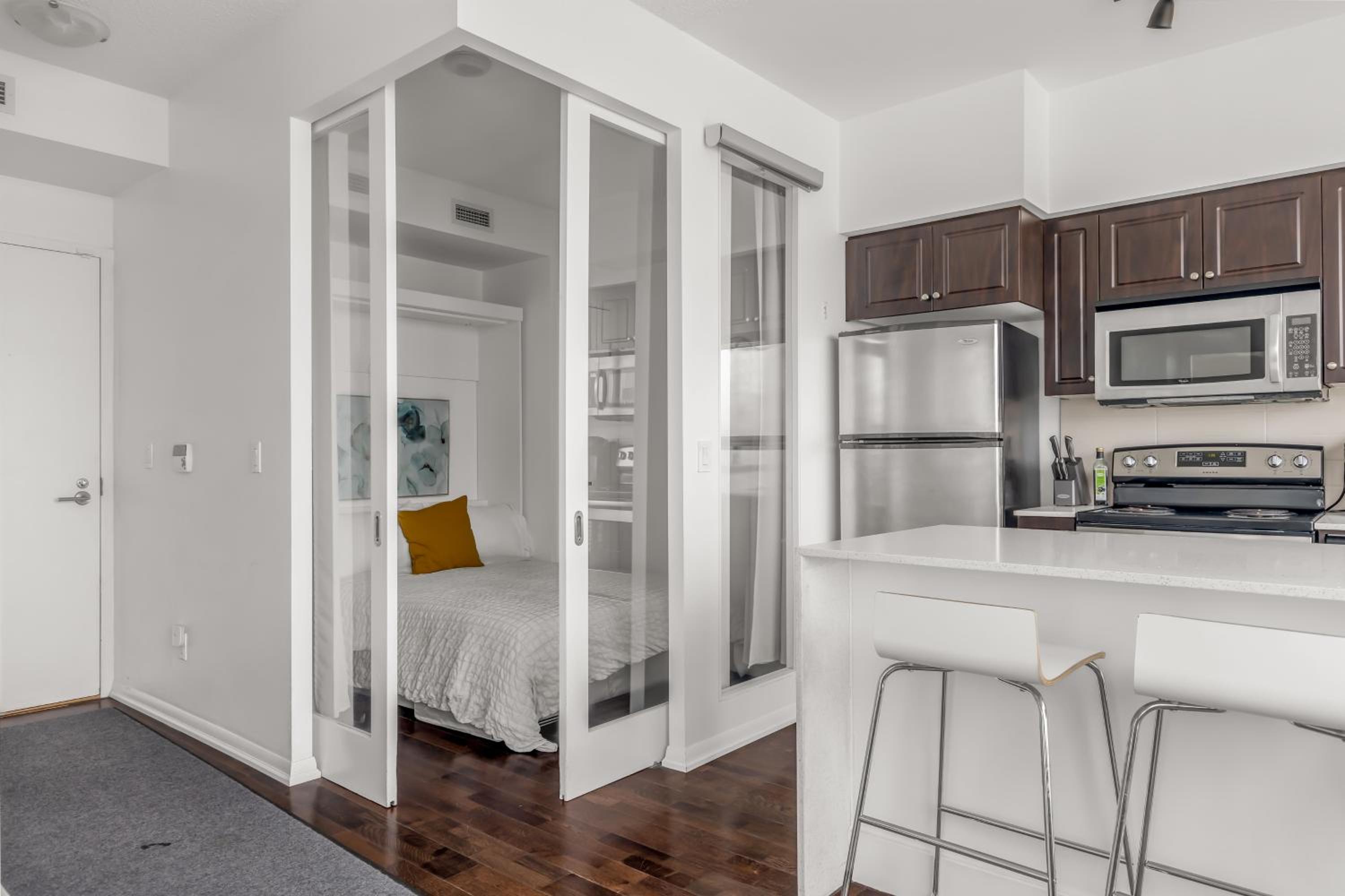 2 BR with CN Tower views with Free parking and pool