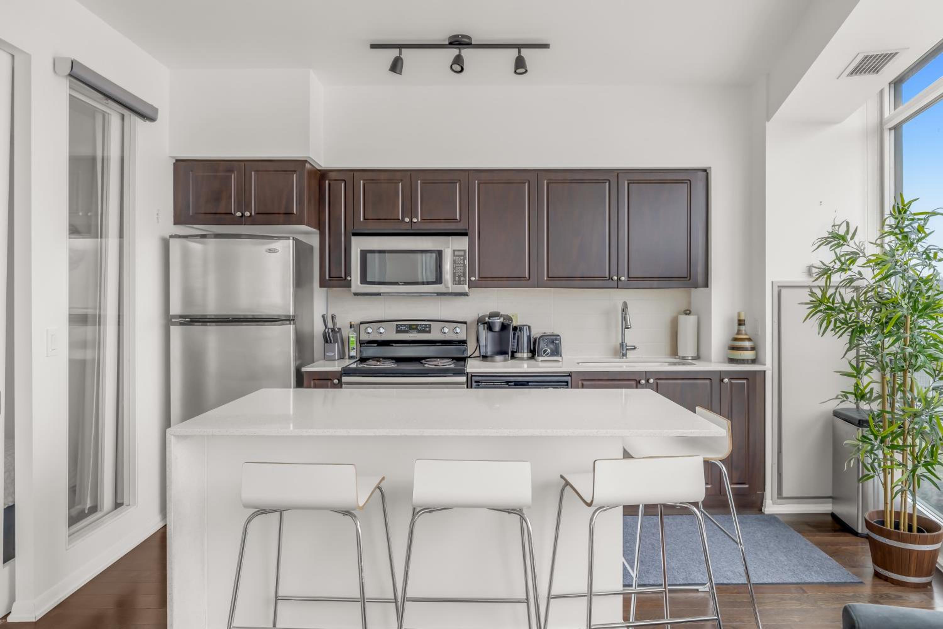 2 BR with CN Tower views with Free parking and pool