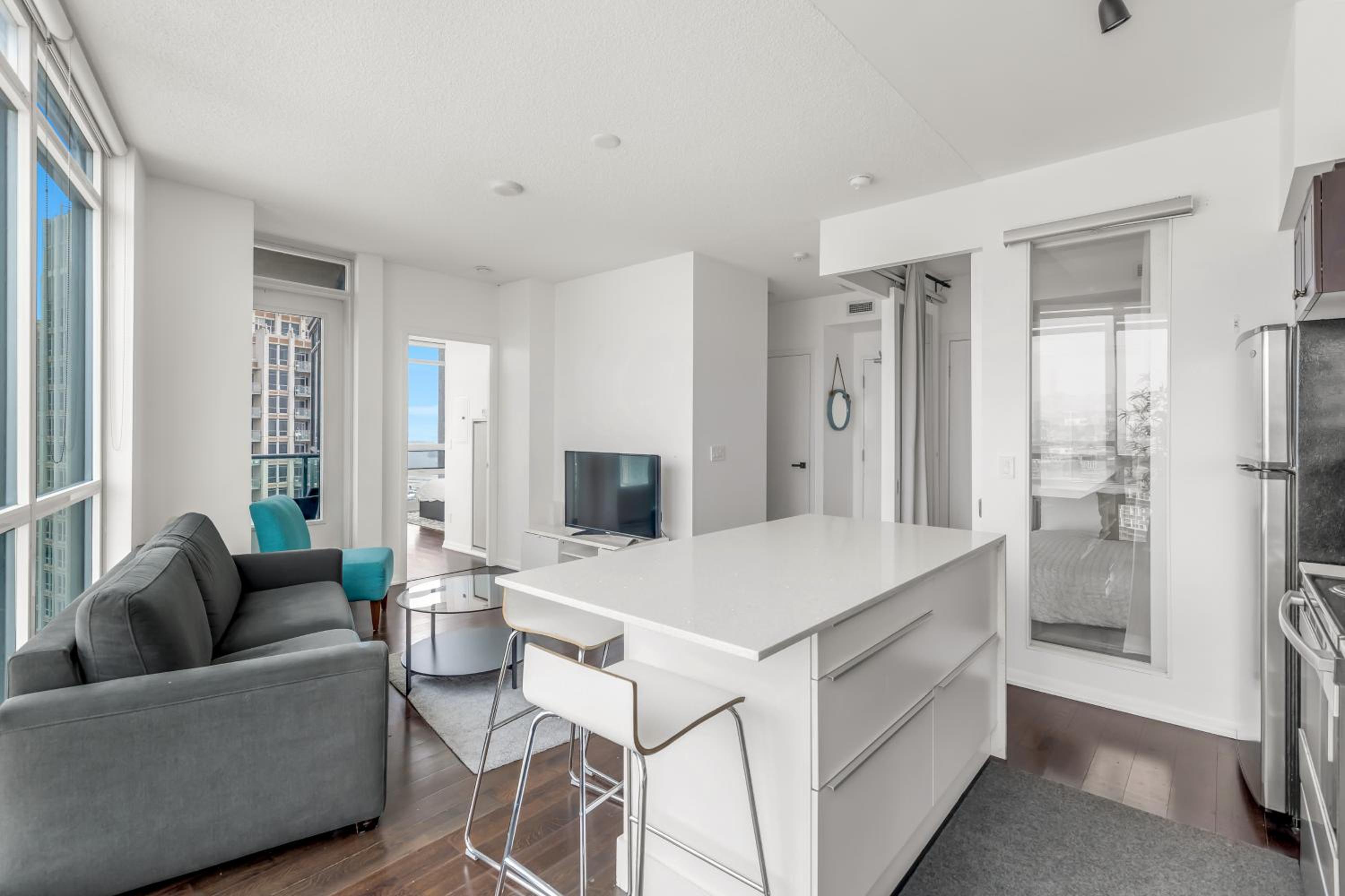 2 BR with CN Tower views with Free parking and pool