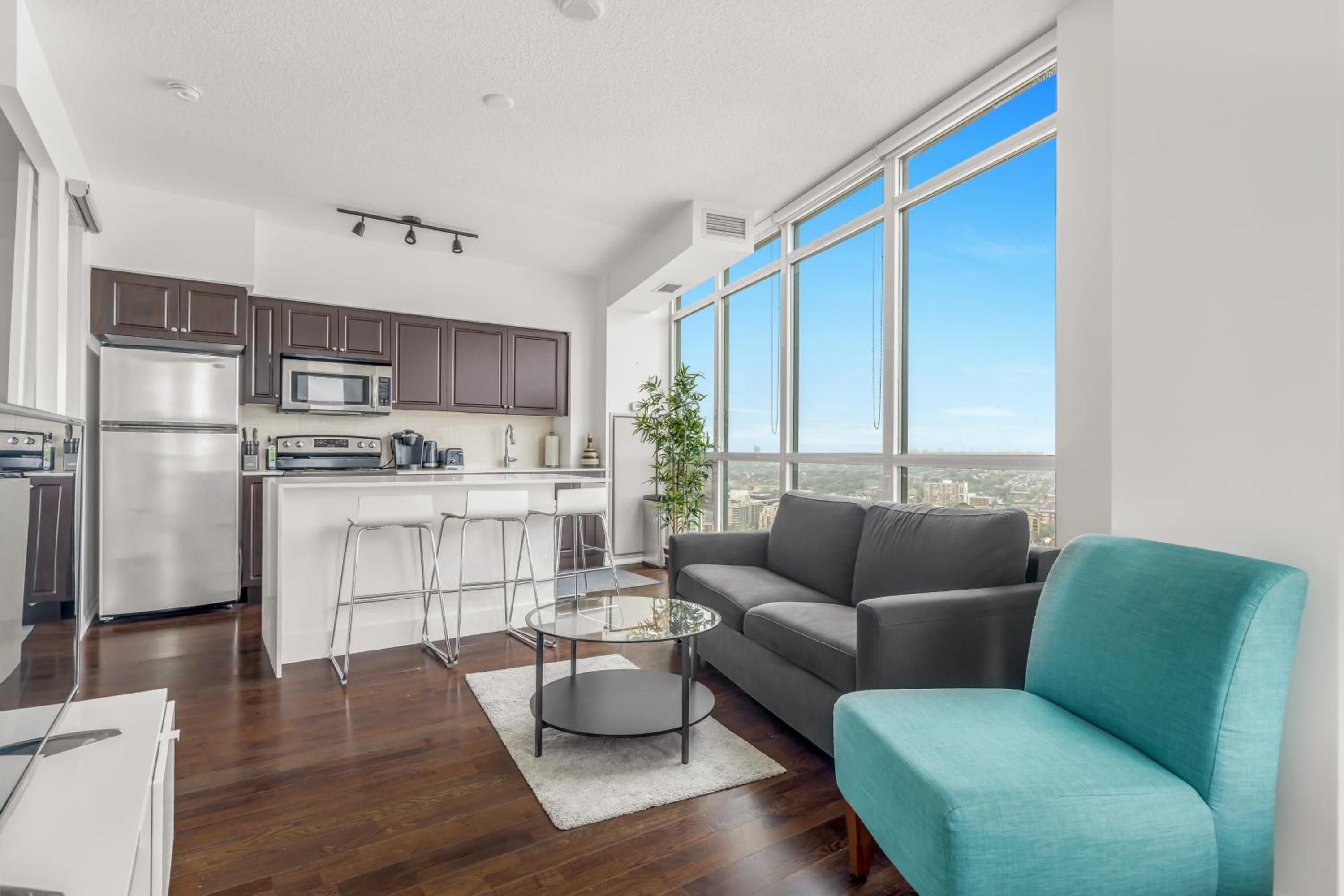 2 BR with CN Tower views with Free parking and pool