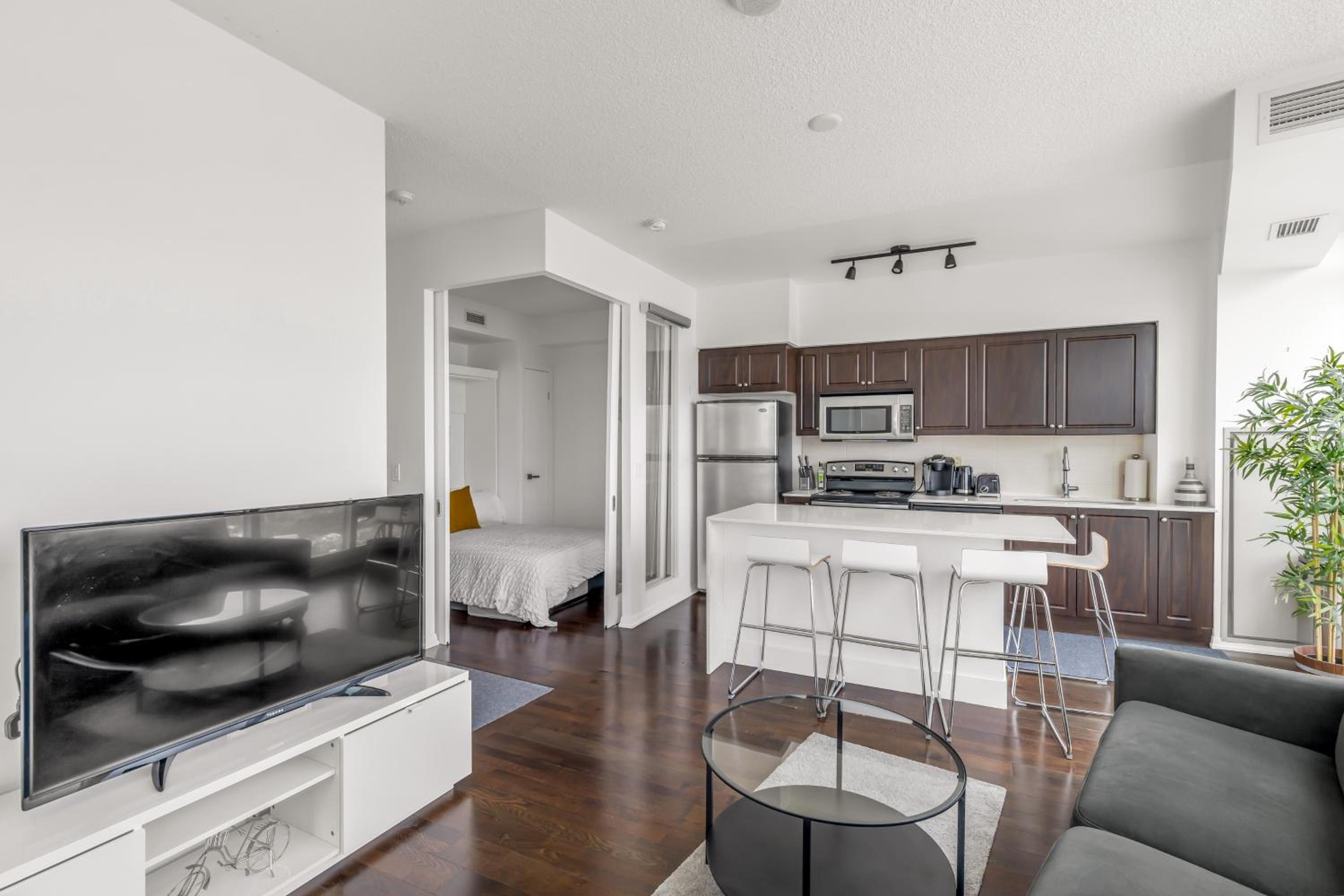 2 BR with CN Tower views with Free parking and pool