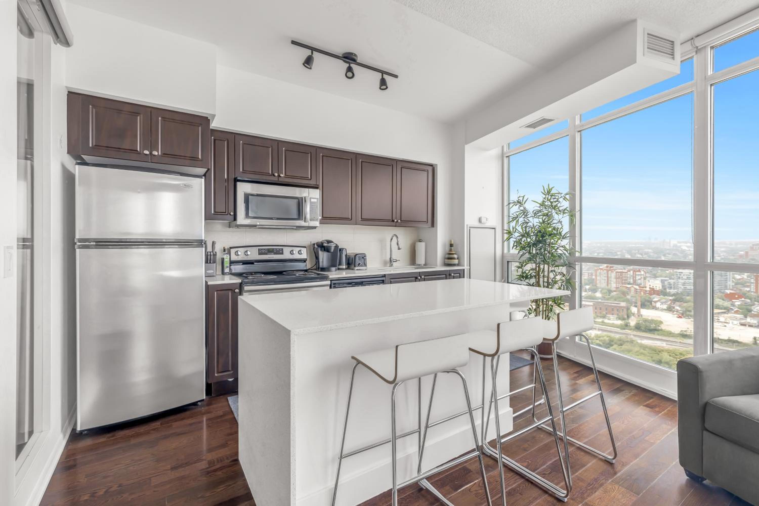 2 BR with CN Tower views with Free parking and pool