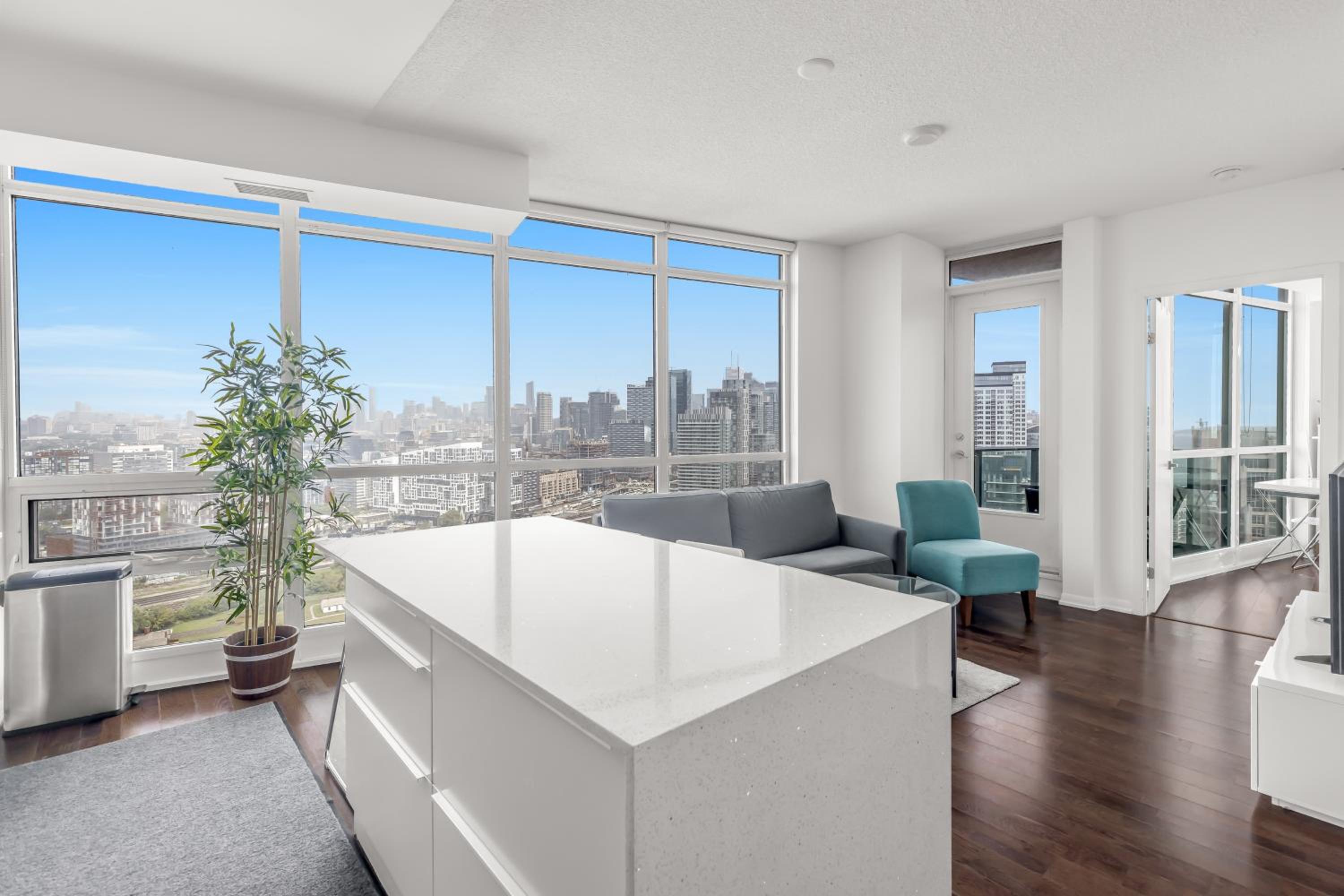 2 BR with CN Tower views with Free parking and pool