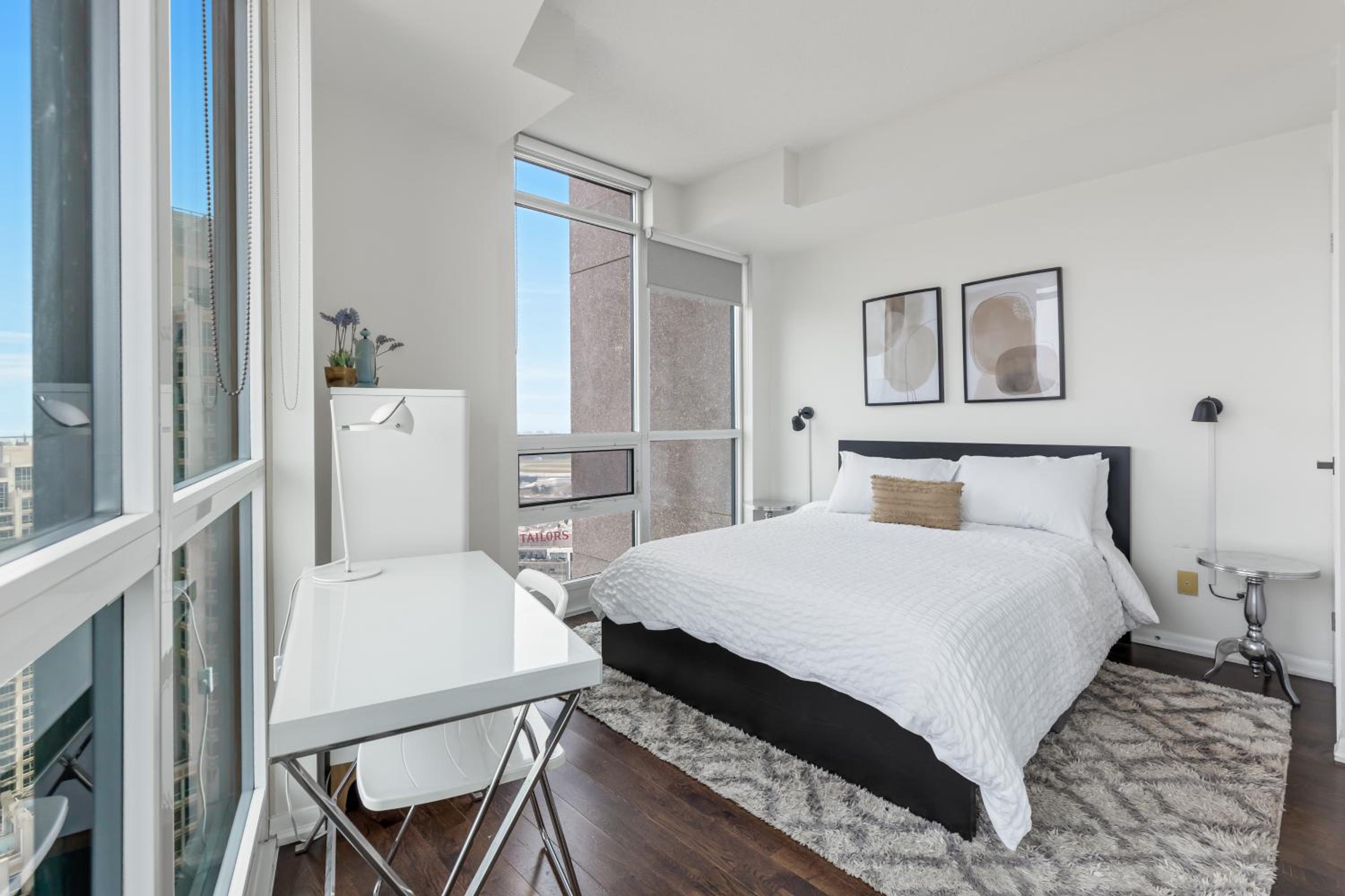 2 BR with CN Tower views with Free parking and pool
