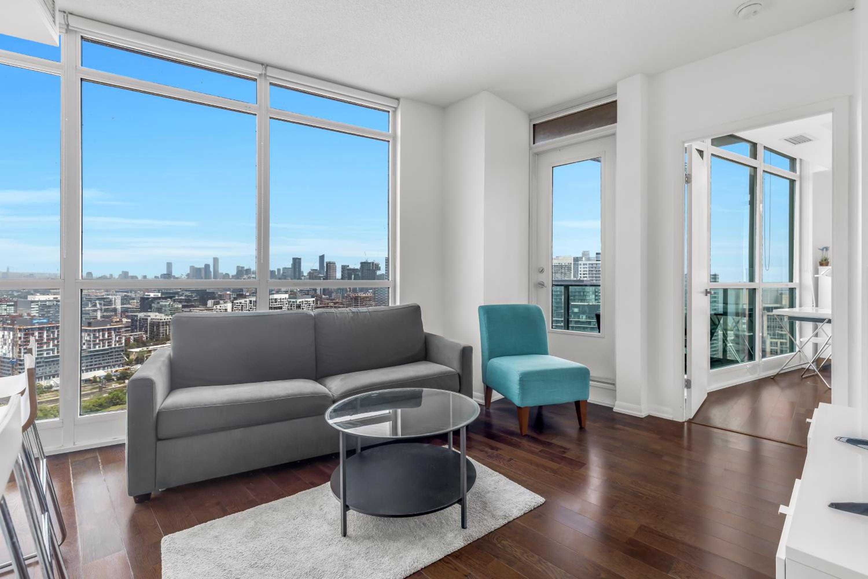 2 BR with CN Tower views with Free parking and pool