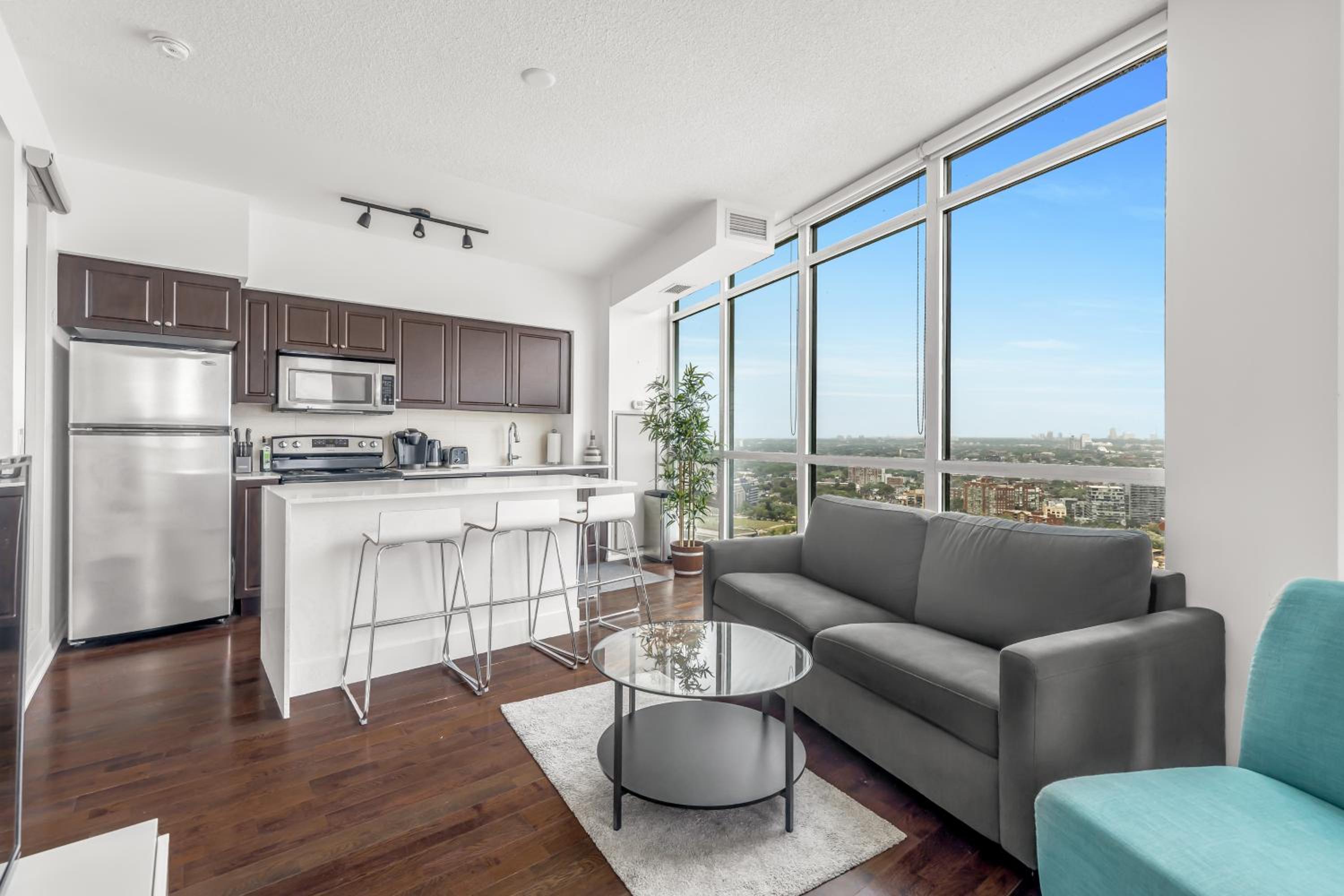 2 BR with CN Tower views with Free parking and pool