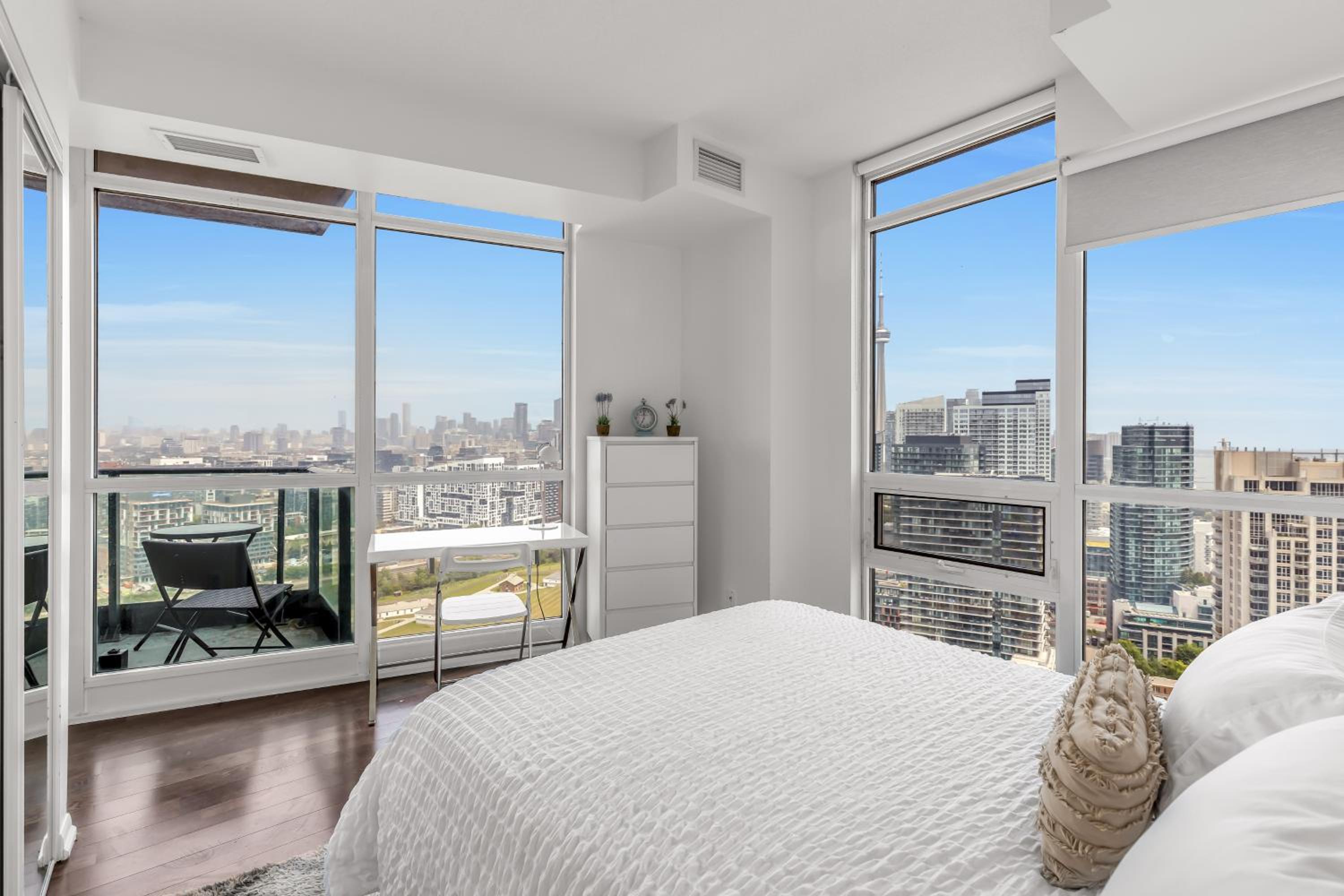 2 BR with CN Tower views with Free parking and pool